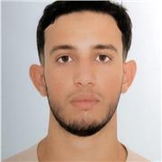 Enseignant particulier dans l’école pour aider les autres eleves